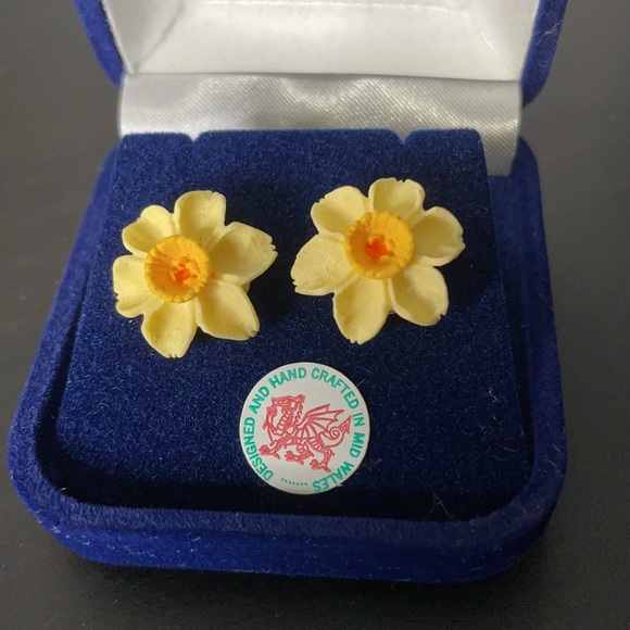 Daffodil Earings - Picture 2 of 2